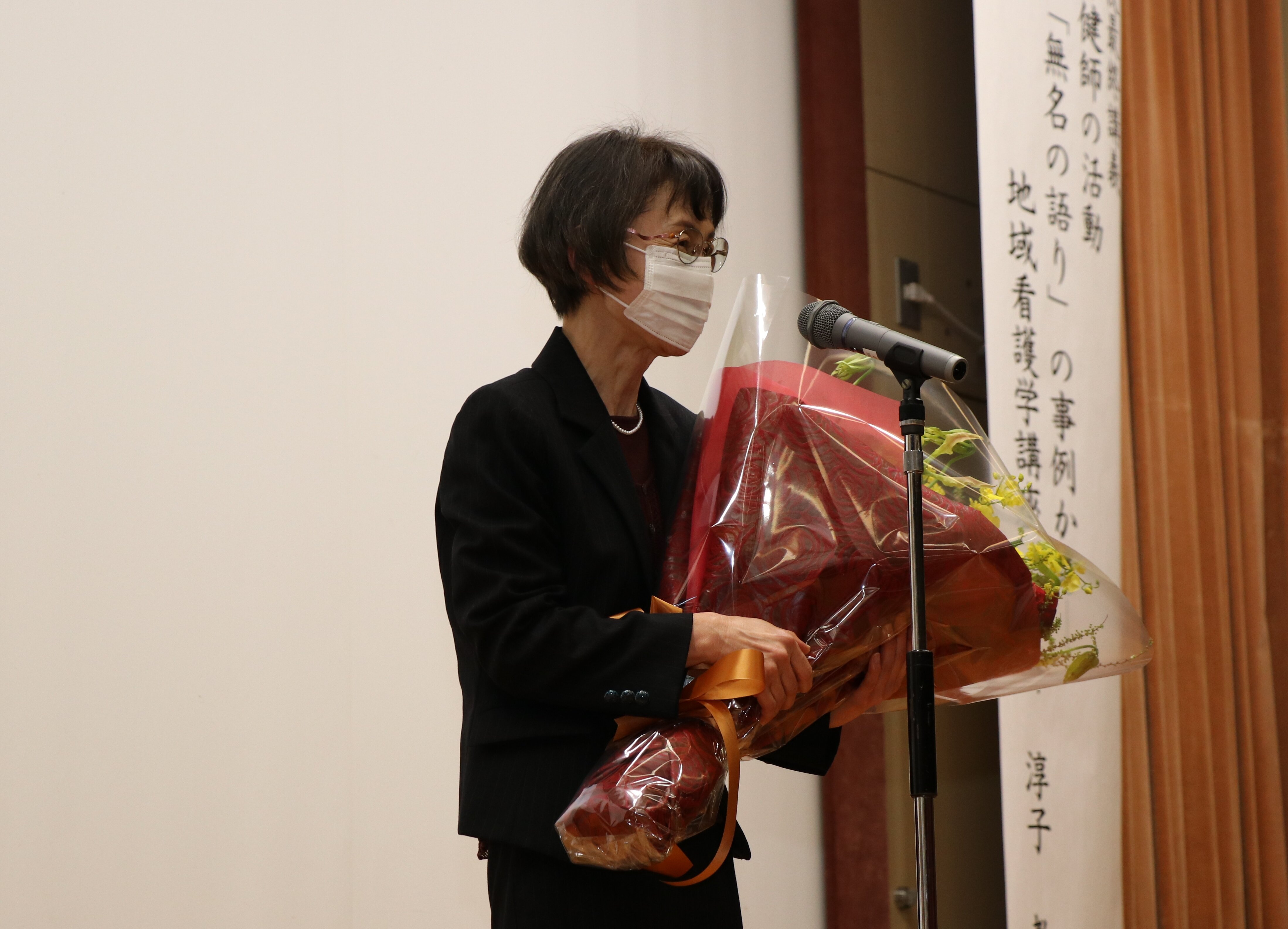 IMG_1501_Prof.Kobayashi with flower.JPG
